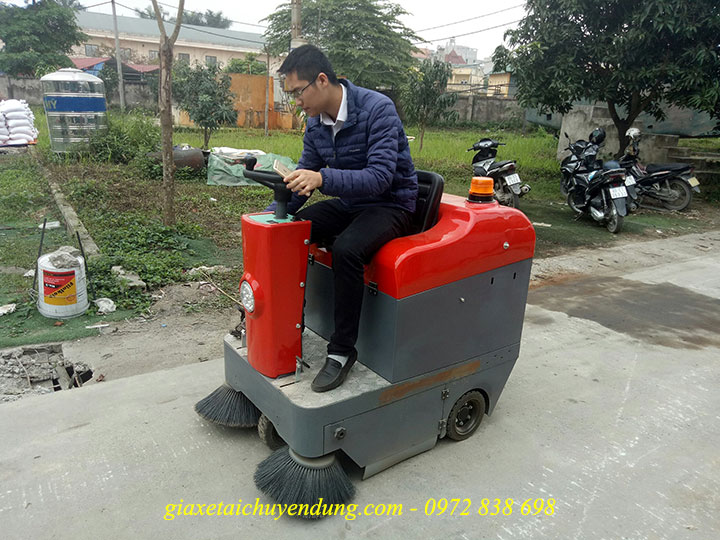 xe quét nhà xưởng