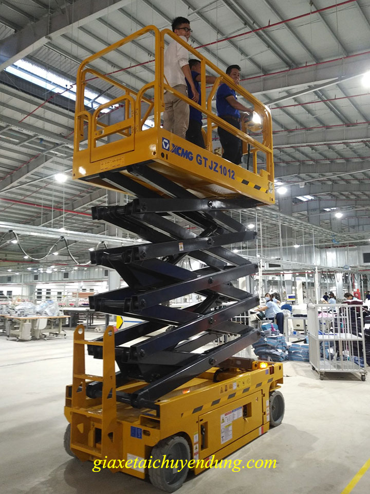 xe nâng người cắt kéo 12m xcmg